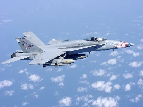 מטוסי קרב F-18 אמריקאים חומשו לרדוף אחרי כטב״מים של החות׳ים 