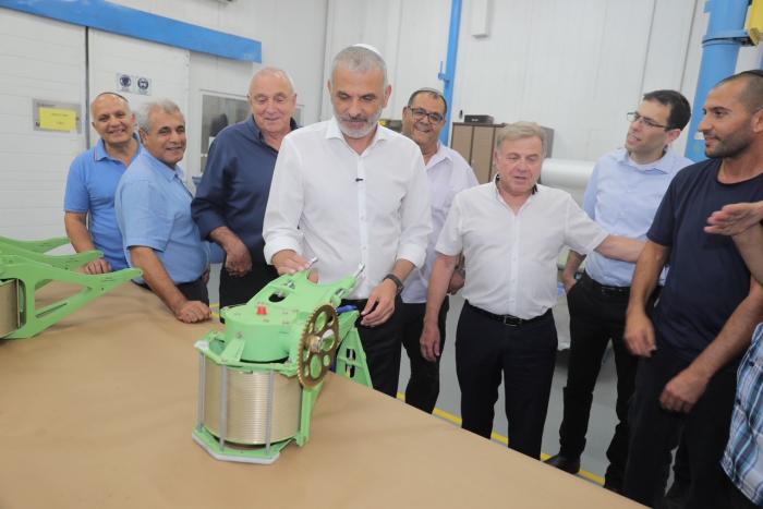 שר האוצר ביקר במפעל עשות אשקלון: "מרכז מאמצים לתמוך במפעלים מעסיקי עובדים בדרום ובצפון"
