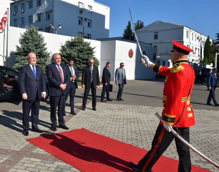 שר הביטחון, נועד בטיביליסי בירת גאורגיה עם ראש הממשלה, שר ההגנה ושר החוץ הגאורגים