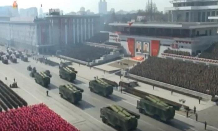 צפו: מצעד צבאי בקוריאה הצפונית