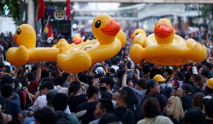 עם נשק חם וברווזים מתנפחים: ההפגנות בתאילנד גוברות