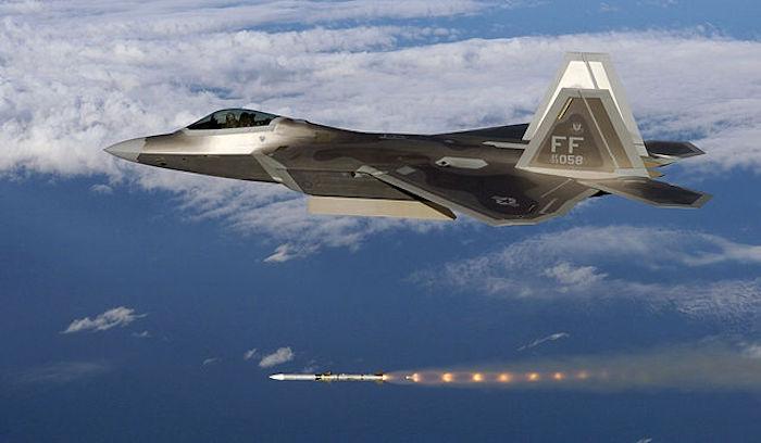 הרתעה עם כנפיים: ארה"ב שולחת לפולין מטוסי קרב F-22 RAPTOR