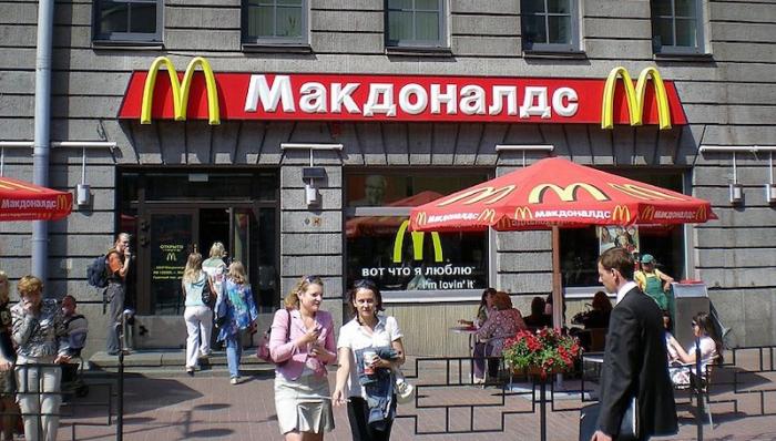 הפלישה לאוקראינה: חברת מקדונלדס מתכוונת למכור את מאות מסעדותיה ברוסיה
