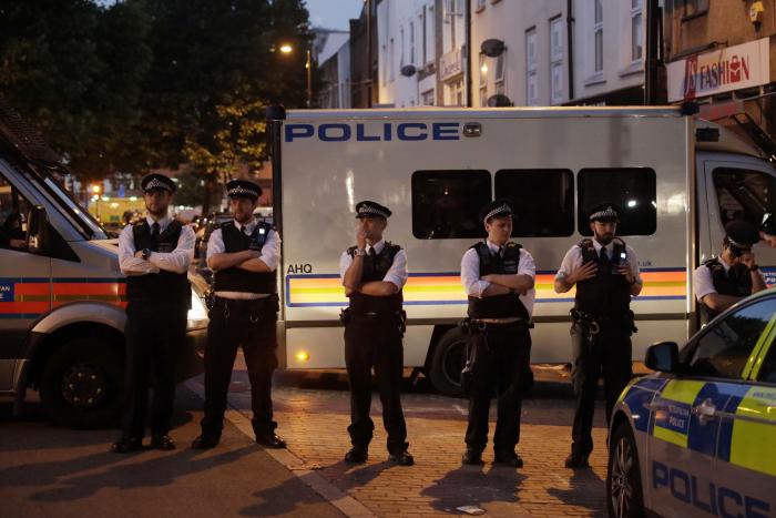 פיגוע דריסה בבריטניה: רכב מסחרי פגע במתפללים שעמדו מחוץ למסגד בלונדון