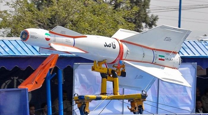 איראן מציגה פצצה מונחית במשקל טון לטווח של 100 ק"מ
