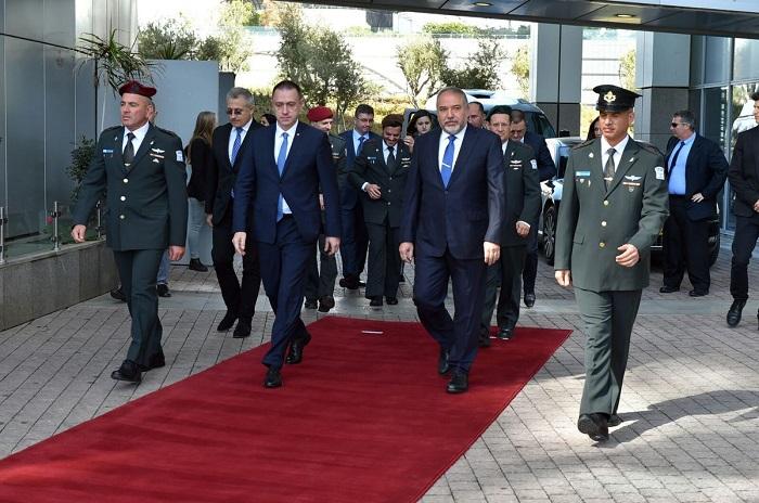 שר הביטחון הרומני ביקר בתעשיות ביטחוניות בארץ
