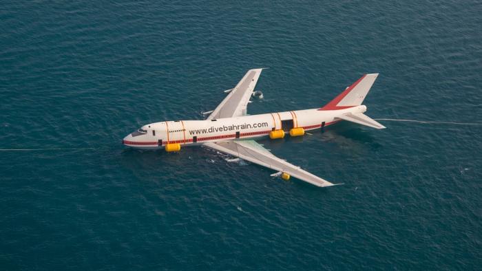 האטרקציה בפארק מים ענקי שייפתח בקיץ בבחריין: מטוס ג&#039;מבו B747 שקוע במים לפיתוח תיירות צלילה