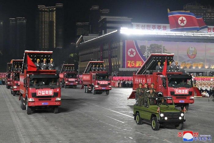צפון קוריאה מציגה: משאיות רקטות מותממות 