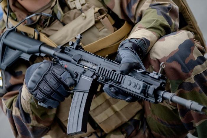 French army continues to arm with H&K&#039;s HK416F assault rifles