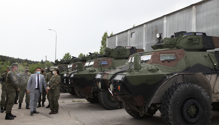 ארה"ב תורמת רק"מי M1117 לצבא קוסובו