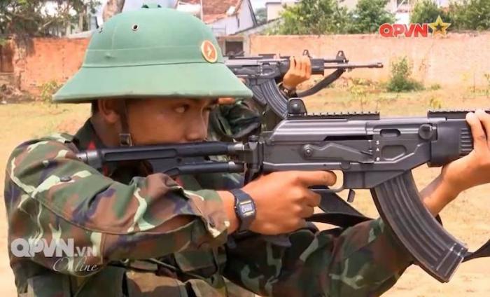 צבא וייטנאם מצטייד ברובה סער מבוסס על הגליל אייס של חברת IWI