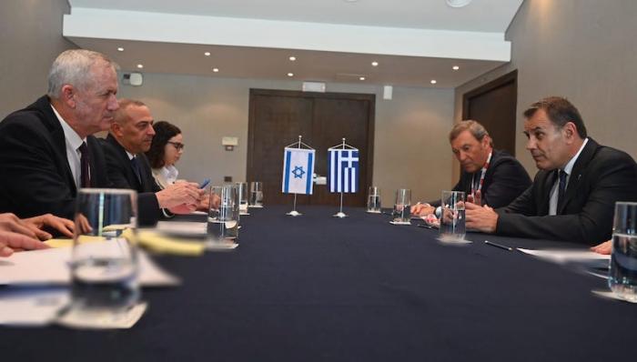 שר הביטחון בני גנץ נפגש עם שר ההגנה של יוון 
