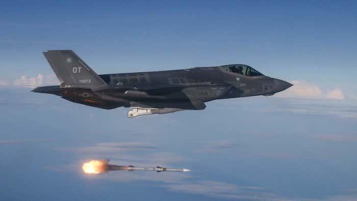 דיווח: ארה״ב מפתחת טיל אוויר-אוויר חדש לטווח ארוך 