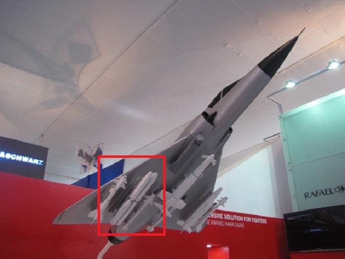 דגם של מטוס מיראז&#039; 2000 הוצג עם פצצת הספייס 250 של רפאל
