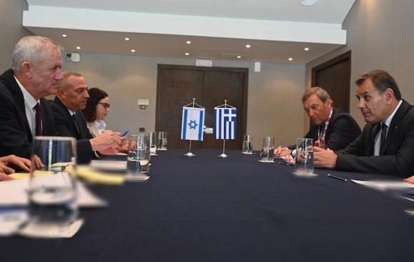 שר הביטחון בני גנץ נפגש עם שר ההגנה של יוון 