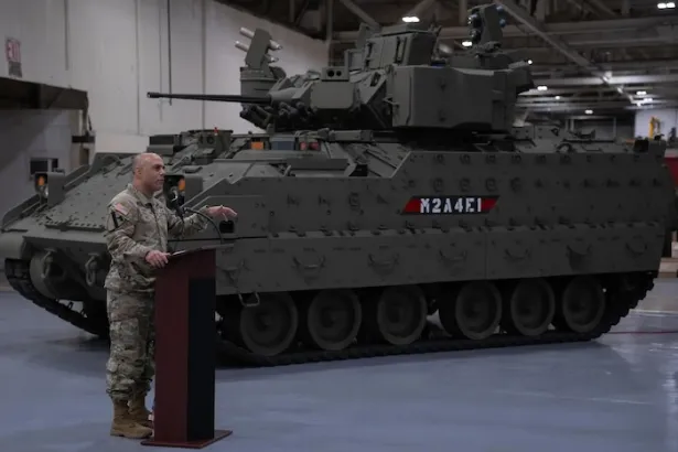 צבא ארה״ב חושף נגמ״ש בראדלי עם מערכת מיגון אקטיבי "חץ דורבן"